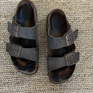 Birkenstock Sandals - Dark Brown
“Arizona” Made in Germany
Sz 39
GUC